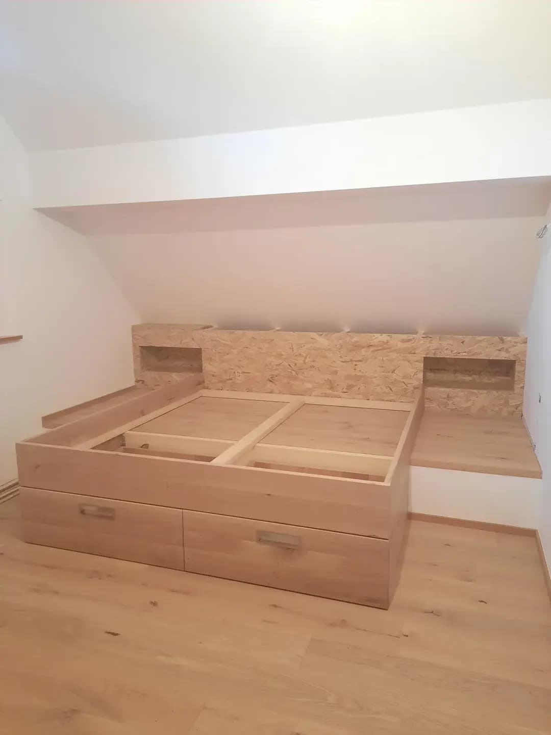 Moderen TV sestav s stensko oblogo